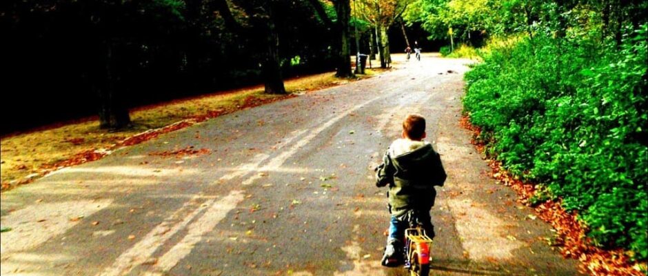 Niño en bicicleta